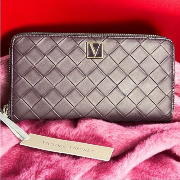 Victoria's Secret Large Bi-Fold Wallet - Picture 1 of 3